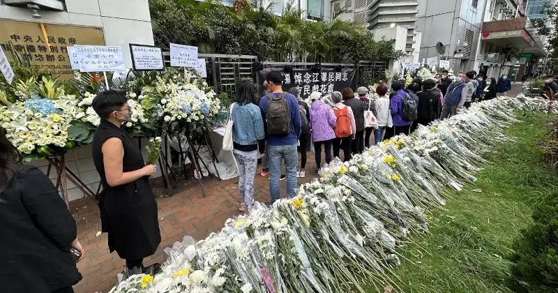 江澤民逝世 到香港中聯辦門外悼念